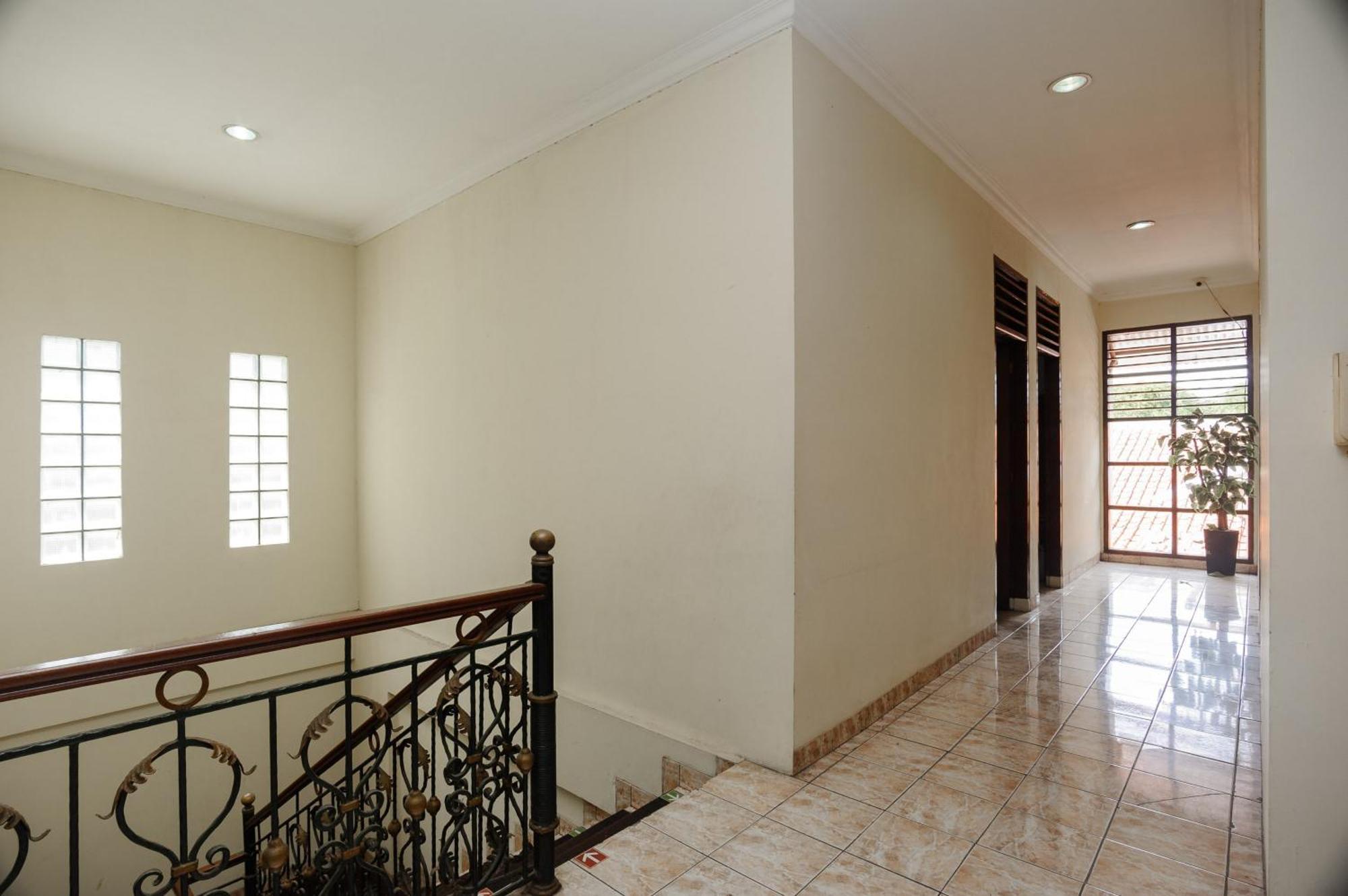 Reddoorz Syariah Near Aeon Mall Tanjung Barat Jakarta Exterior photo